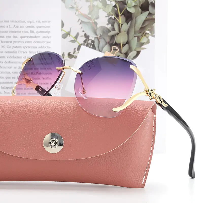Fashionable Women's Sunglasses with Metal Design and Diamonds