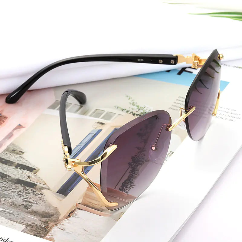 Fashionable Women's Sunglasses with Metal Design and Diamonds