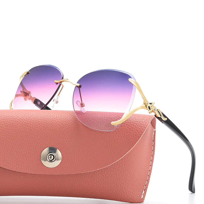 Fashionable Women's Sunglasses with Metal Design and Diamonds