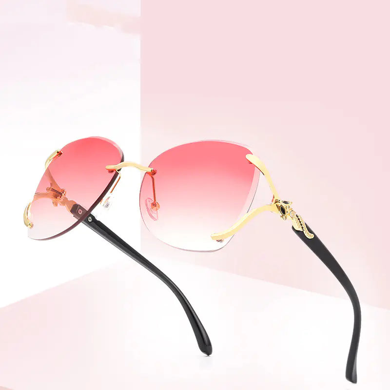 Fashionable Women's Sunglasses with Metal Design and Diamonds