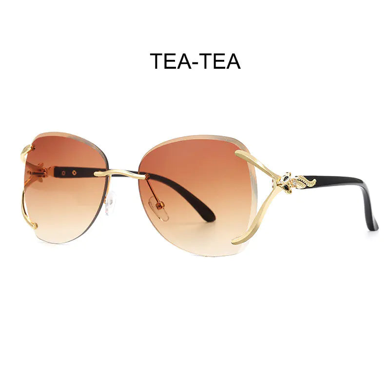Fashionable Women's Sunglasses with Metal Design and Diamonds