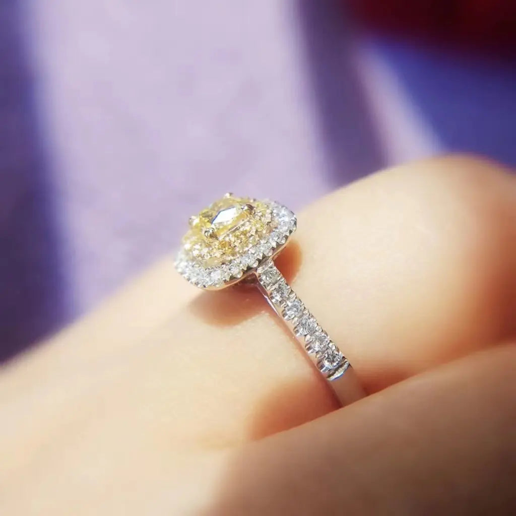 Diamond Inlaid Women's Ring with Zircon (Jewelry)